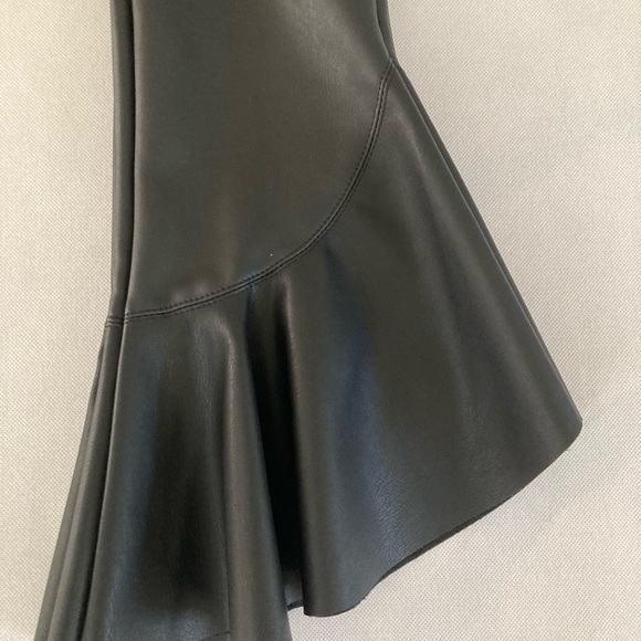 New “Top Shop” Women’s Black Faux Leather Ankle Styled Leggings with Ruffle Hem - Picture 2 of 6